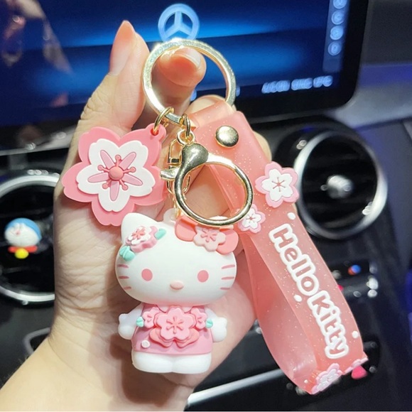 🆕 Hello Kitty Keychain - Picture 2 of 3